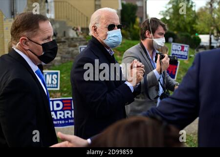 Philadelphia, Usa. November 2020. Demokratischer Kandidat der ehemalige Vizepräsident Joe Biden verlässt das Land, nachdem er einen Wahlkampfstopp in Philadelphia, PA, gemacht hat. USA, am 3. November 2020. Kredit: OOgImages/Alamy Live Nachrichten Stockfoto