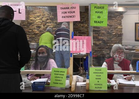 Mount Pleasant, Wisconsin, USA. November 2020. Am Wahltag, dem 2. November 2020, checken die Wähler am Wahlplatz der lutherischen Kirche Mount Pleasant im Dorf Mount Pleasant, Wisconsin, ein. (Bild: © Mark HertzbergZUMA Wire) Stockfoto