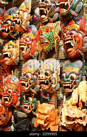 Typische Souvenirs und Kunsthandwerk auf dem berühmten Markt Ubud Bali Stockfoto