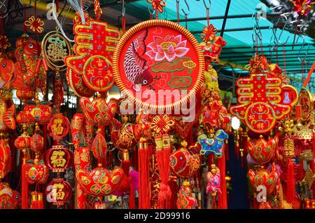 Hongkong-5. Februar 2019: Am ersten Tag des Ch werden die Menschen gesehen, wie sie die chinesischen Neujahrsdekorationen an den Ständen vor dem Wong Tai Sin Tempel wählen Stockfoto