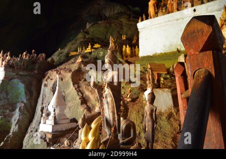 Hunderte von Buddha Statuen in Höhlen von Pak Ou, Luang Prabang in Laos. Stockfoto