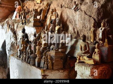 Hunderte von Buddha Statuen in Höhlen von Pak Ou, Luang Prabang in Laos. Stockfoto