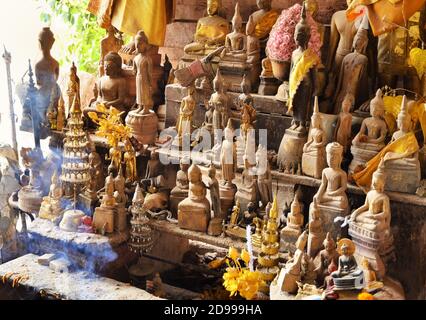 Hunderte von Buddha Statuen in Höhlen von Pak Ou, Luang Prabang in Laos. Stockfoto