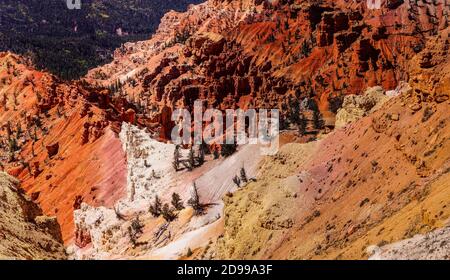 Detail, Zinnen und Hoodoos aus rotem Navajo-Sandstein in den Schluchten des Cedar Breaks National Monument, Utah Stockfoto