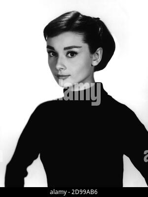 1954:DIE FILMSCHAUSPIELERIN AUDREY HEPBURN IN SABRINA VON BILLY WILDER - COMEDY - DIVA - DIVINA - NICHT FÜR PUBBLICITY - NICHT FÜR WERBEZWECKE - NICHT FÜR GADGETS - NICHT PRO USO PUBBLICITARIO - NICHT PRO GADGETS --- ARCHIVIO GBB Stockfoto