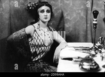 1918 c. , ITALIEN : VERA VERGANI (Milano, 1894 - Procida, 1989) berühmte italienische Stummfilmstar und Bühnenschauspielerin ( eine von bevorzugten Schauspielerinnen von LUIGI PIRANDELLO und Gabriele D'Annunzio ) - KINO MUTO - THEATER - VAMP - DIVA - DIVINA - Halskette - Collana - Orecchini - Orecchino - Ohrtropfen - Toeletta - Toelette - camerino - Porträt - Ritratto -- Archivio GBB Stockfoto