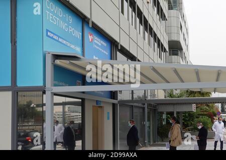 Athen, Griechenland - 3. November 2020: Menschen warten in der Schlange an der Covid-19 Coronavirus Teststelle. Molekularer Nachweis des sars-COV-2-Virus. Stockfoto