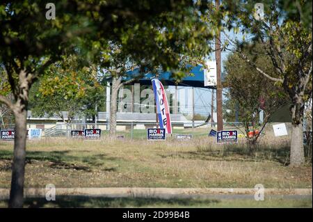 Austin, Texas, USA. November 2020. 03. November 2020: Am Wahltag werden Zeichen mit Biden und Harris vor dem George Morales Dove Springs Recreation Center gesetzt. Austin, Texas. Mario Cantu/CSM Stockfoto