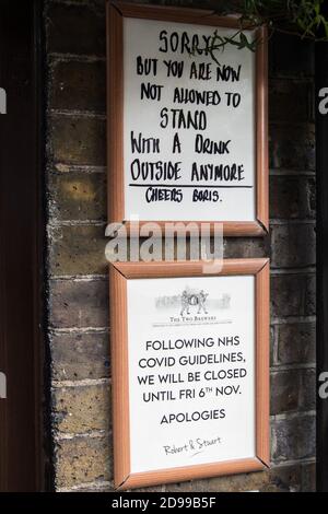 Windsor, Großbritannien. November 2020. Schilder vor dem Haus der zwei Brauer angebracht. Die schwer zu bekämpfenden lokalen Unternehmen bereiten sich auf Englands zweite nationale Sperre vor, um die Ausbreitung des Coronavirus zu bekämpfen, das am 5. November beginnen und vier Wochen dauern wird. Kredit: Mark Kerrison/Alamy Live Nachrichten Stockfoto