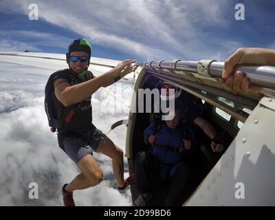 10. Oktober 2020. Campinas, São Paulo, Brasilien. Vater und Sohn springen Fallschirm. Der Vater mit dem Lehrer und der Sohn allein. Stockfoto