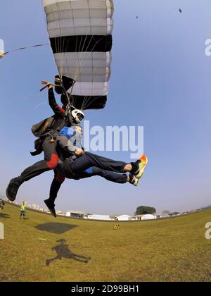 Oktober 2020. Campinas, SP, Brasilien. Tandem Jump Instructor Landung mit seinem Schüler in voller Sicherheit Stockfoto