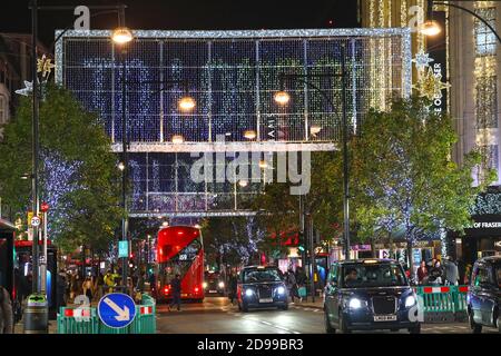 London, Großbritannien. November 2020. Weihnachtsdekorationen in der Oxford Street zeigen Botschaften des Dankes und der Unterstützung für die Londoner und diejenigen, die während der Pandemie und der Aussperrung geholfen haben. Kredit: Paul Brown/Alamy Live Nachrichten Stockfoto