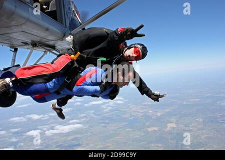 Fallschirmspringer springen aus dem Flugzeug Stockfoto