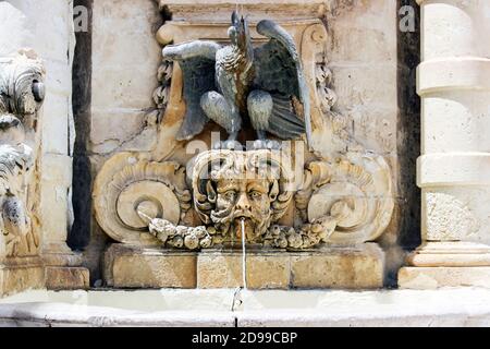 Steingesicht Skulptur Brunnen in Malta Stockfoto