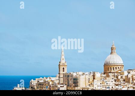 Stadtbild mit blauem Ozean in Valletta Malta Stockfoto