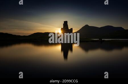 Ardvreck Castle am Loch Assynt Reflexionen im Abendlicht, Schottland Stockfoto