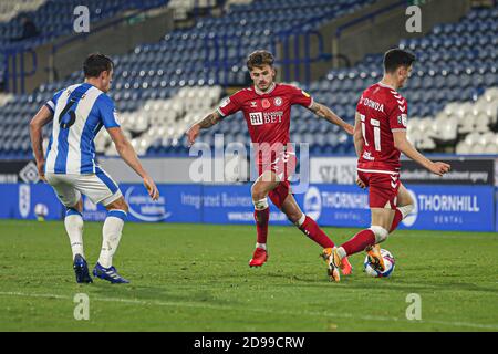 Huddersfield, Großbritannien. 3. November 2020Bristol Citys Jamie Paterson (10) und Callum O'Dowda (11) arbeiten zusammen, um während des Sky Bet Championship-Spiels zwischen Huddersfield Town und Bristol City im John Smith's Stadium, Huddersfield am Dienstag, den 3. November 2020, die Ballposition abzuhalten. (Kredit: Emily Moorby - MI News) Kredit: MI Nachrichten & Sport /Alamy Live Nachrichten Stockfoto