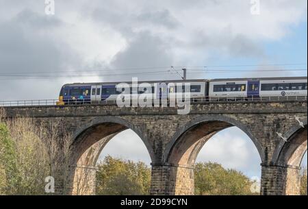 Ein nördlicher Eisenbahnzug, der über ein Viadukt auf der Wharfedale Railway Linie in Baildon, Yorkshire fährt. Stockfoto