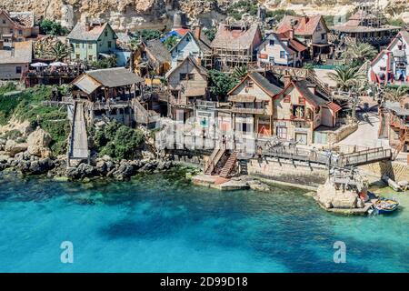 Bunte Gebäude an der Küste in Popeye Village in Malta Stockfoto