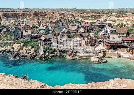 Bunte Gebäude an der Küste in Popeye Village in Malta Stockfoto