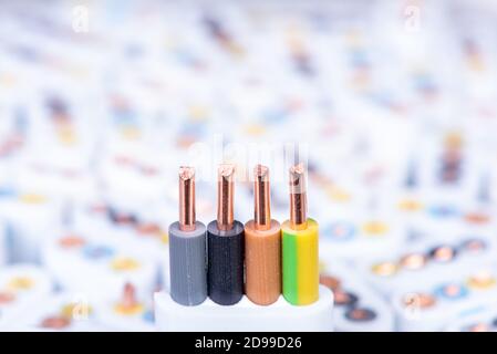 Nahaufnahme des elektrischen Kabels mit verschwommenem Hintergrund Stockfoto