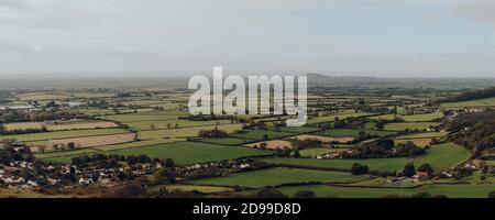 Panoramablick auf Felder und Bauernhöfe von Mendip Hills, Großbritannien, an einem sonnigen Herbsttag. Stockfoto