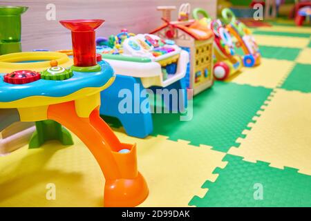 Spielzeug in einem Kinderspielzimmer in einem Einkaufszentrum. Speicherplatz kopieren. Stockfoto