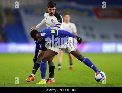 Alex Mowatt von Barnsley und Sheyi Ojo von Cardiff City während des Sky Bet Championship-Spiels im Cardiff City Stadium. Stockfoto