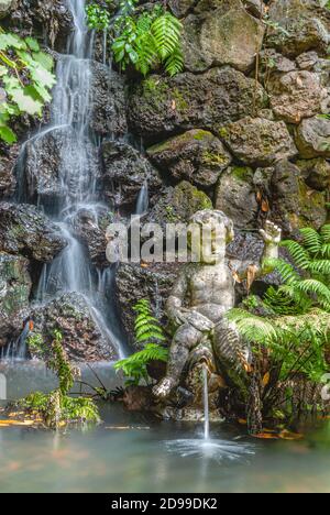 Brunnen mit Engelskulptur im Monte Palace Garten in Funchal, Madeira, Portugal Stockfoto