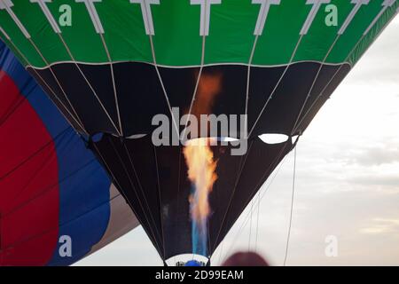 Hohe Flamme und schwarz grünen Ballon Stockfoto