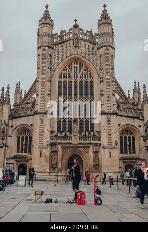 Bath, UK - 04. Oktober 2020: Straßenkünstler spielt Geige vor einer Kathedrale in Bath, der größten Stadt in der Grafschaft Somerset, England, kno Stockfoto