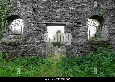 Das alte verlassene, verwinkelte Haus, das einst von den Brendon genutzt wurde Hügel Eisenerz Unternehmen im Exmoor Nationalpark Stockfoto