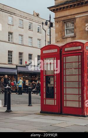 Bath, Großbritannien - 04. Oktober 2020: Zwei rote Telefonzelle auf einer Straße in Bath, Somerset, Großbritannien. Berühmte rote Telefonzellen können in aktuellen oder ehemaligen britischen c gefunden werden Stockfoto