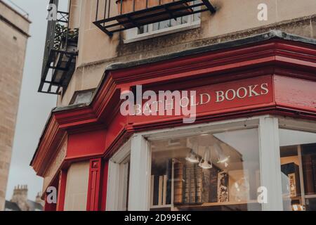 Bath, Großbritannien - 04. Oktober 2020: Schild vor dem Old Books Store in Bath, der größten Stadt in der Grafschaft Somerset, England, bekannt für und benannt nach Stockfoto
