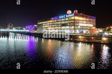 Der BBC-Fernseh- und Radiostudio-Komplex am Pacific Quay am Südufer des Flusses Clyde im Zentrum von Glasgow, Schottland. Es wurde 2007 eröffnet. Stockfoto