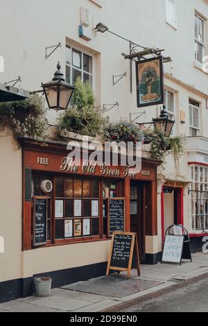 Bath, Großbritannien - 04. Oktober 2020: Außenansicht des Old Green Tree English Pub in Bath, der größten Stadt in der Grafschaft Somerset, England, bekannt für und na Stockfoto