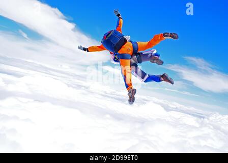 Fallschirmspringen Tandem aus dem Flugzeug Stockfoto