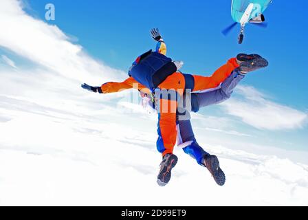 Fallschirmspringen Tandem aus dem Flugzeug Stockfoto