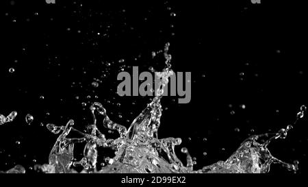Abstrakte Form von Wasserspritzern Wellen auf schwarzem Hintergrund, Studioaufnahme Stockfoto