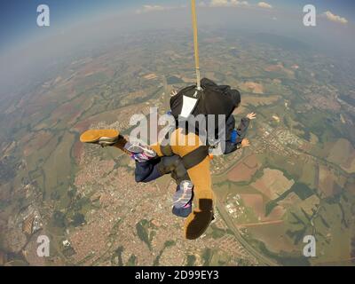 Fallschirmspringer springen mit Tandem Stockfoto