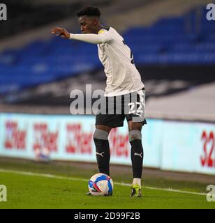 3. November 2020; Cardiff City Stadium, Cardiff, Glamorgan, Wales; English Football League Championship Football, Cardiff City gegen Barnsley; Clarke Oduor von Barnsley steuert den Ball Stockfoto