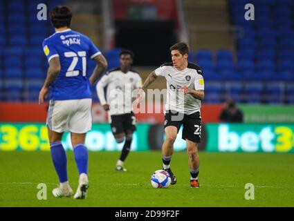 3. November 2020; Cardiff City Stadium, Cardiff, Glamorgan, Wales; English Football League Championship Football, Cardiff City gegen Barnsley; Dominik Frieser von Barnsley bringt den Ball nach vorne Stockfoto