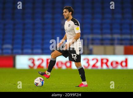 3. November 2020; Cardiff City Stadium, Cardiff, Glamorgan, Wales; English Football League Championship Football, Cardiff City gegen Barnsley; Matty James von Barnsley steuert den Ball Stockfoto