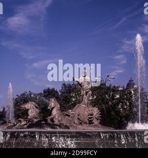 Neptunbrunnen im neoklassizistischen Stil an der Plaza de Cánovas del Castillo, in der spanischen Stadt Madrid. Monumentales 18. Jahrhundert, Spanien, Europa Stockfoto