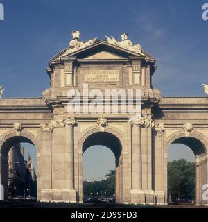 Die Puerta de Alcalá, das ehemalige königliche Tor zur Stadt Madrid, der Hauptstadt Spaniens, befindet sich an der Plaza de la Independencia. Europa Stockfoto