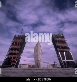 Puerta de Europa, zwei schräge Wolkenkratzer in Madrid, Plaza de Castilla. Bekannt als Torres KIO, Spanien, Europa Stockfoto