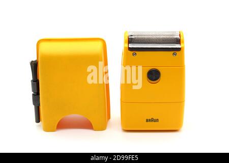 Vintage Braun gelb Elektrorasierer, isoliert auf weißem Hintergrund. Stockfoto