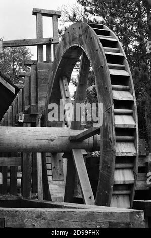 Das Slitting House ist umgeben von Herbstlaub im Saugus Iron Works National Historic Park. Die Saugus Eisenwerke (ursprünglich Hammersmith genannt) Stockfoto