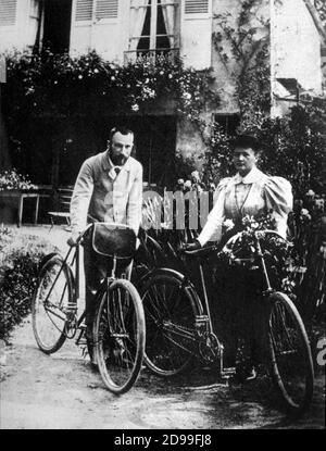 1895 , Sceaux , Frankreich : Pierre CURIE ( Paris , 1859 - 1906 ) und seine Frau Marie CURIE Sklodowska ( Varsavia , Polen 1867 - Sancancemoz , Sallanches , Savoie 1934 ) , gefeierte physiciens , Start der Hochzeitsreise mit dem Fahrrad - FISICA - FISICI - SCIENZIATO - SCIENZIATI - PHYSIK - BICICLETTA - Radioattività - RADIOAKTIVITÄT ----- Archivio GBB Stockfoto
