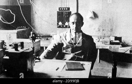 1934 , Rom , Italien : der italienische Physiker ENRICO FERMI ( Roma 1901 - Chicago , U.S.A. 1954 ) Zur Zeit seines berühmten Experiments der Bombardierung des Atoms - FISICO - FISICA - ATOMO - ATOMICO - RADIOTTIVITA' - SCIENZIATO - SCIENZA - PHYSIK - ATOM - ATOM - RADIOAKTIVITÄT - WISSENSCHAFT - WISSENSCHAFTLER ----- Archivio GBB Stockfoto